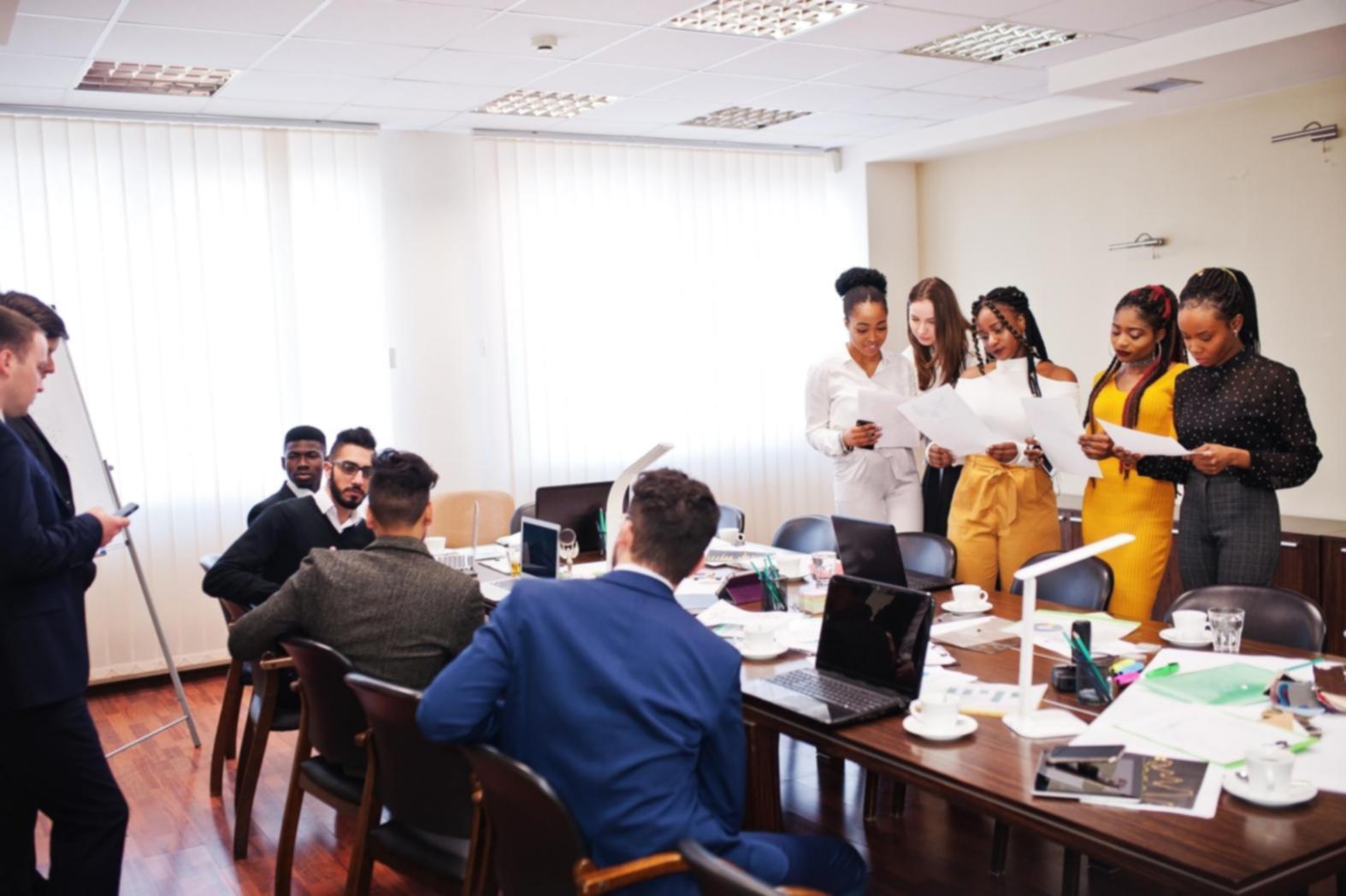 Suasana pembelajaran analisis keuangan dengan pendekatan praktis